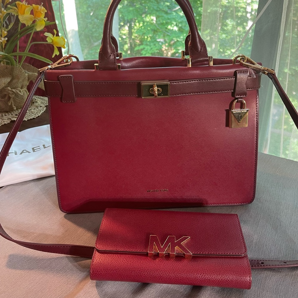 Michael Kors burgundy beautiful bag with matching wallet. Cute design with gold. - Picture 8 of 11